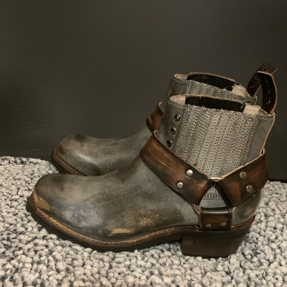 NWB Freebird distressed Whiskey ice boots in Gray, size 9